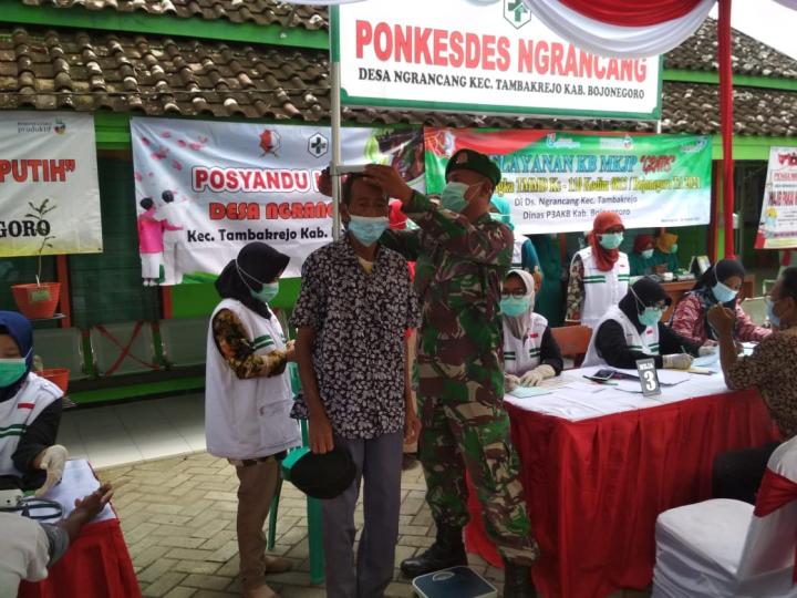 Anggota Satgas TMMD Bojonegoro Bantu Pendataan Lansia Desa Ngrancang